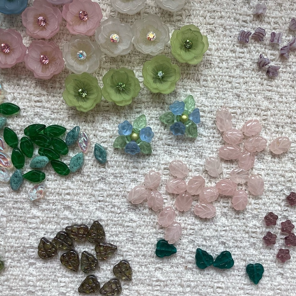 Flower and Leaf beads - Picture 4 of 4